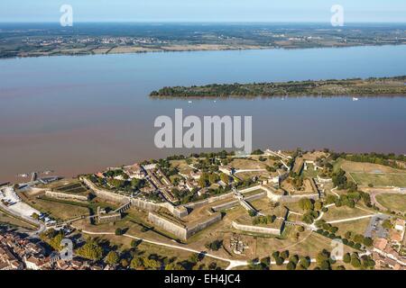 Frankreich, Gironde, Blaye, die Zitadelle am Fluss Gironde, Befestigungsanlagen von Vauban, aufgeführt als Weltkulturerbe von der UNESCO (Luftbild) Stockfoto