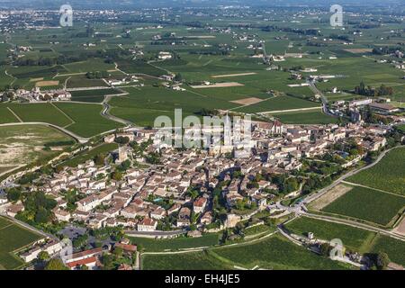 Gironde, Frankreich, Saint Emilion, Zuständigkeit von Saint Emilion, aufgeführt als Weltkulturerbe der UNESCO, das Dorf, umgeben von Weinbergen, Saint Emilion (Luftbild) Stockfoto