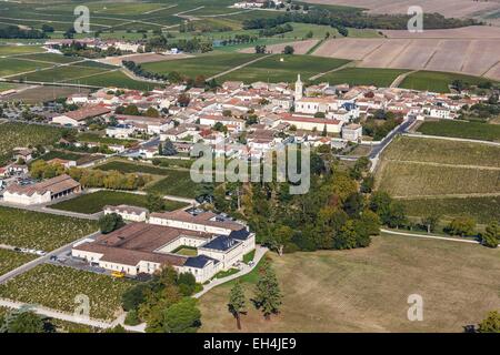 Frankreich, Gironde, Saint Estephe, Chateau Phelan Segur und das Dorf (Luftbild) Stockfoto