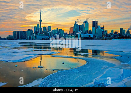 Dramatischer Himmel an Toronto; Capital City of Ontario; Kanada im Winter des Jahres 2015; Hafen Sie mit Eis und Schnee und Boote und CN tower Stockfoto