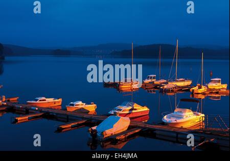 Frankreich, Haute-Vienne, Vassivière See, Crozat Hafen, Nachtlandschaft aufgeklärten Vergnügen Pier auf dem ruhigen Wasser von einem See zum Bootfahren Stockfoto