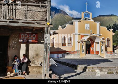 Ecuador, Imbabura, Peguche, Straßenszene auf dem Hauptplatz des Dorfes Peguche, zwei Frauen sitzen auf einer Veranda eines Hauses Stockfoto