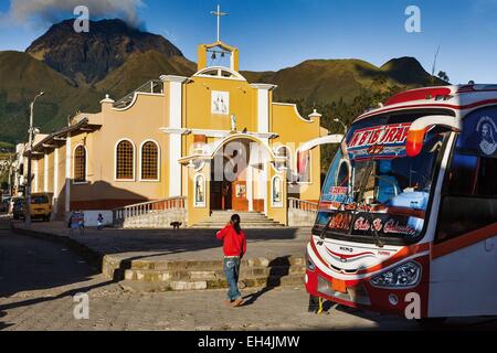 Ecuador, Imbabura, Peguche, Straßenszene auf dem Hauptplatz des Dorfes Peguche, einen Bus der Linie auf dem Platz zu stoppen Stockfoto