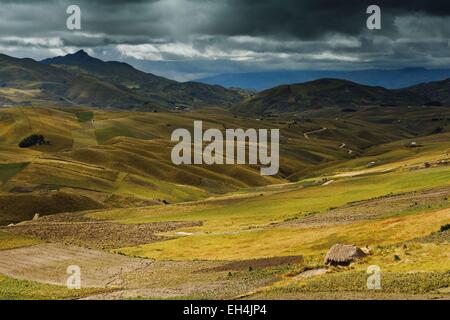 Ecuador, Cotopaxi, Tigua, andine Berglandschaft unter Gewitterhimmel Stockfoto