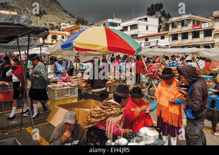 Ecuador, Cotopaxi, Zumbahua, das Dorf von Zumbahua Markttag, Gesamtansicht des wachsenden Marktes bei bewölktem Himmel Stockfoto