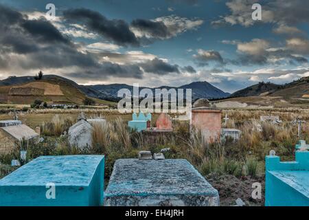 Ecuador, Cotopaxi, Tigua, Anden Landschaft eines ländlichen Friedhofs auf einer Ebene in einer bergigen Umgebung unter Gewitterhimmel Stockfoto