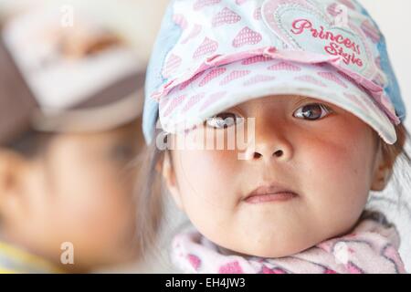 Ecuador, Imbabura, Chilcapamba, Porträt eines ecuadorianischen Kindes in einer ländlichen Schule Stockfoto