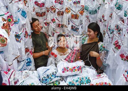 Ecuador, Imbabura, Otavalo, junge Verkäufer von traditioneller Kleidung für Frauen, ein Markttag Stockfoto