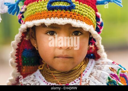 Ecuador, Imbabura, Cotacaxi, Intyrami Tag, Porträt eines jungen ecuadorianischen traditionell gekleideten Mädchens Stockfoto