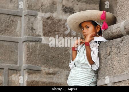 Ecuador, Imbabura, Cotacaxi, Intyrami Tag, Porträt eines jungen ecuadorianischen traditionell gekleideten Mädchens Stockfoto