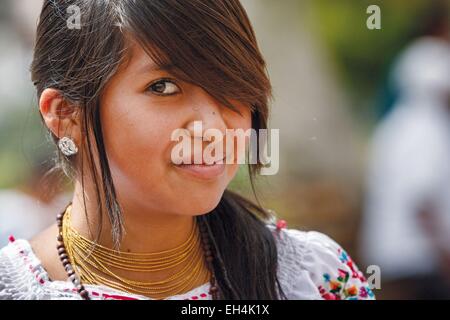 Ecuador, Imbabura, Cotacaxi, Intyrami Tag, Porträt eines jungen ecuadorianischen traditionell gekleideten Mädchens Stockfoto