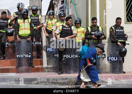 Ecuador, Imbabura, Cotacaxi, Intyrami Tag, alte Frau hinter der Polizei Cordon während der Festlichkeiten Stockfoto