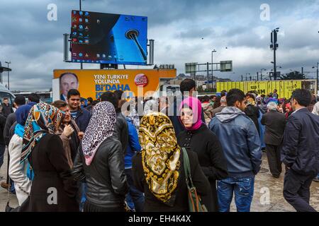 Türkei, Istanbul, Altstadt Weltkulturerbe der UNESCO, Eminönü Bezirk, junge türkische Frauen versammelten sich auf einem öffentlichen Platz für ein politisches treffen Stockfoto