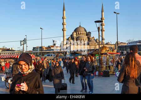 Türkei, Istanbul, historische Zentrum eingetragen als Weltkulturerbe der UNESCO, Eminönü Bezirk, Handy-Nutzer und Zuschauer auf einem öffentlichen Platz auf Hintergrund Moschee bei Sonnenuntergang Stockfoto