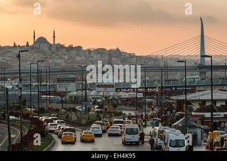 Türkei, Istanbul, Altstadt Weltkulturerbe der UNESCO, Eminönü Bezirk, urbanen Blick auf den Verkehr in Istanbul bei Sonnenuntergang Stockfoto