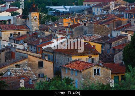 Sonnenaufgang von der historischen Innenstadt von einem provenzalischen Dorf (Luftbild), Valbonne, Alpes Maritimes, Frankreich Stockfoto