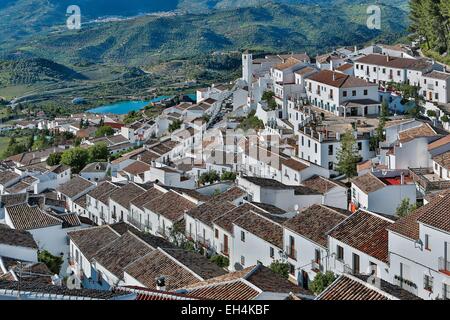 Spanien, Andalusien, Cadix, Zahara De La Sierra, überwältigende Aussicht auf die Dächer des Dorfes und die umliegende Landschaft Stockfoto