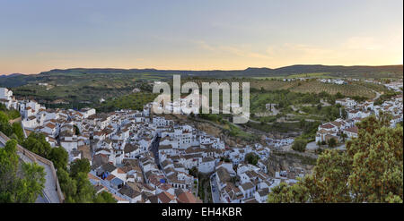 Spanien, Andalusien, Setenil de Las Bodegas, überwältigenden Panoramablick über das Dorf bei Sonnenaufgang Stockfoto