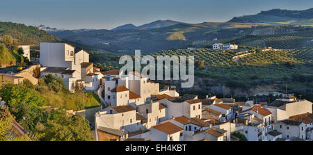 Spanien, Andalusien, Setenil de Las Bodegas, überwältigenden Panoramablick über das Dorf bei Sonnenaufgang Stockfoto