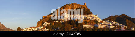 Spanien, Andalusien, Cadix, Zahara De La Sierra, weiße Dorf auf einem Felsvorsprung auf der Klippe bei Sonnenuntergang Stockfoto