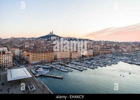 Frankreich, Bouches du Rhone, Marseille, dem alten Hafen, Weihnachtsmarkt und Ombriere von Architekt Norman Foster Stockfoto