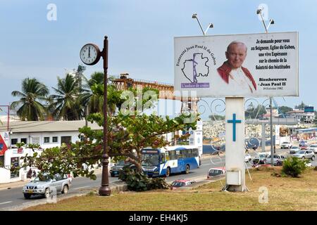 Gabun, Libreville, billboard zu Ehren von Papst Johannes Paul II vor Dom St. Marien Stockfoto