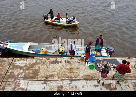 Gabun, Provinz Moyen-Ogooue, dem Fluss Ogooue, Verkauf von Fischen auf Kanus in Lambarene port Stockfoto