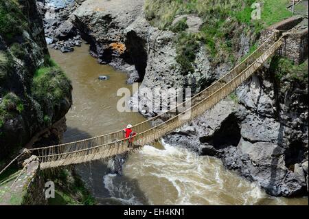 Peru, Cuzco Provinz, Qewaschaka (Keshwa Chaca), Inka Hängebrücke eingeschrieben im Jahr 2013 auf der repräsentativen Liste des immateriellen kulturellen Erbe der UNESCO, die Brücke überspannt, die dem Apurimac jedes Jahr im Juni von Dorfbewohnern ersetzt wird Stockfoto