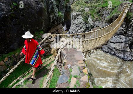 Peru, Cuzco Provinz, Qewaschaka (Keshwa Chaca), Inka-Seil-Brücke im Jahr 2013 auf die repräsentative Liste des immateriellen kulturellen Erbe der UNESCO, die Brücke überspannt, dem Apurimac wird jedes Jahr im Juni von Dorfbewohnern ersetzt, eingeschrieben Stockfoto