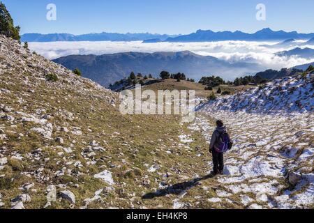 Frankreich, Isere, Parc Naturel Regional du Vercors (natürlichen regionalen Park von Vercors), Trieves Natur Reservat Hochland von Vercors, junge Wanderer im Combau-Tal, im Hintergrund massiv von Oisan und Dévoluy Stockfoto