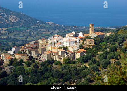 Frankreich, Haute Corse, Balagne, Cateri, Übersicht des Dorfes thront über der Ebene und die Küste fern Stockfoto