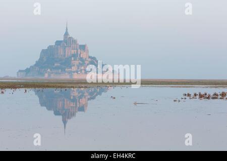 Frankreich, Manche, Mont Saint Michel Bay, Weltkulturerbe der UNESCO, Mont Saint-Michel bei Flut Stockfoto