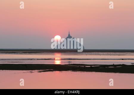 Frankreich, Manche, Mont Saint Michel Bay, als Weltkulturerbe der UNESCO, Sonnenaufgang am Mont Saint Michel bei Flut Stockfoto