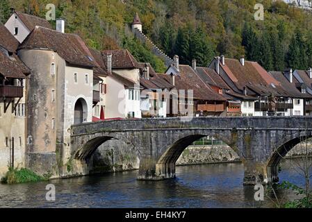 Schweiz, Kanton Jura, Saint-Ursanne, mittelalterlichen Altstadt durchzogen von dem Fluss Doubs Stockfoto