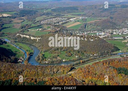 Frankreich, Doubs, Baume Les Dames, Doubs-Tal und der Rhône-Rhein-Kanal im Herbst (Luftbild) Stockfoto