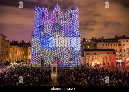 Frankreich, Rhone, Lyon, Stadtteil Vieux-Lyon, historische Stätte, die zum Weltkulturerbe der UNESCO, der Kathedrale von Lyon (Cathedrale Saint-Jean-Baptiste de Lyon) während die Fête des lumières (Light Festival), zeigen, Farbe oder nicht von Yves Moreaux Stockfoto