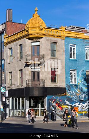 Kanada, Quebec, Montreal, die Plateau-Mont-Royal, Mont-Royal Avenue, Fußgänger und bemalten Wand Stockfoto