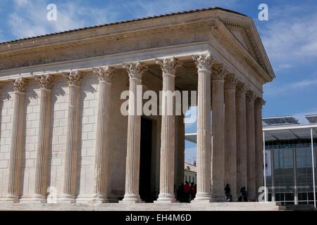 Frankreich, Gard, Nimes, Maison Carrée in den Vordergrund und die Perspektive auf das Carré d ' Art entlang des Boulevards Stockfoto