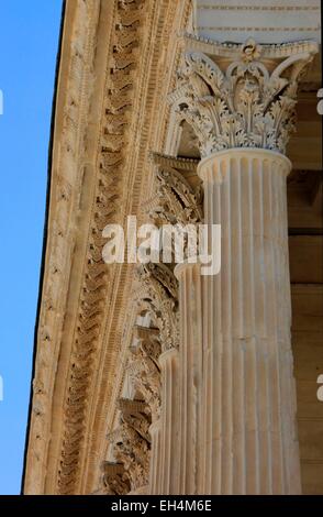 Frankreich, Gard, Nimes, Maison Carrée, Details der kannelierten Säulen und Corynthiens Hauptstädte Stockfoto