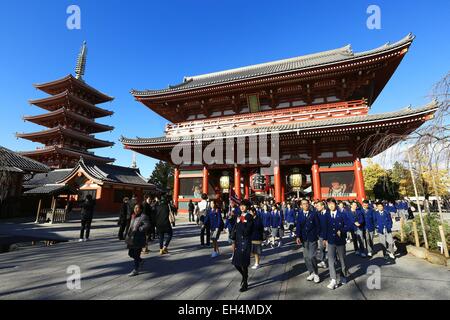 Japan, Insel Honshu, Asakusa, Tokio, Taito Bezirk, Senso-Ji buddhistischen Tempel, Hozomon Tür Niomon, die fünf Pagode im Hintergrund Stockfoto