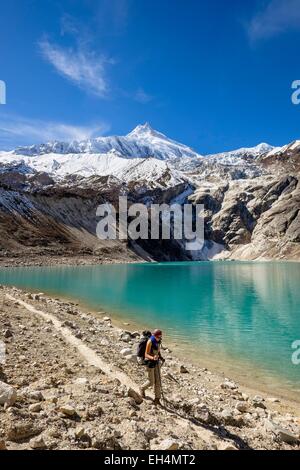 Nepal, Gandaki Zone, Manaslu Circuit, zwischen Samagaon und Samdo, See Birendra (alt.3450m) am unteren Rand der Manaslu Gletscher, Berg Manaslu (alt.8156m) im Hintergrund Stockfoto