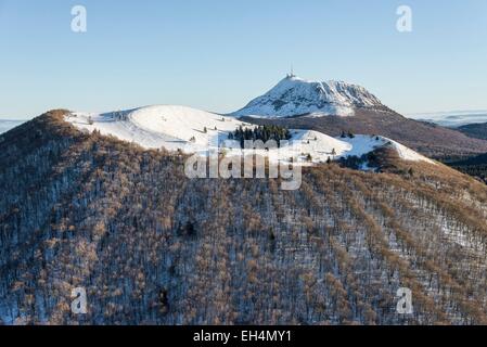 Frankreich, Puy de Dome, Ceyssat, Chaine des Puys, regionalen Naturpark der Auvergne Vulkane, Vulkan Puy de Come und Puy de Dome im Hintergrund (Luftbild) Stockfoto