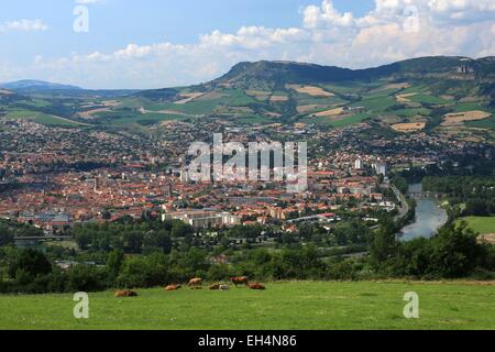 Frankreich, schlängelt sich der Tarn Aveyron, Millau, mitten in Millau im regionalen Naturpark des Grandes Causses Stockfoto