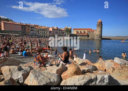 Frankreich, Pyrenäen Orientales (66), Collioure, Touristen am Strand Boramar am Fuße der Kirche Notre-Dame der Engel in Collioure Stockfoto