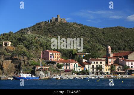 Frankreich, Pyrenäen Orientales (66), Collioure, The Baleta Creek und im Hintergrund St. Elme Fort Collioure Stockfoto