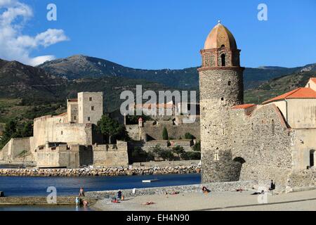 Frankreich, Pyrenäen Orientales (66), Collioure, die Kirche Notre-Dame von den Engeln und im Hintergrund die königliche Burg von Collioure Stockfoto