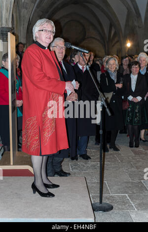 Salisbury, Wiltshire, UK. 6. März 2015. Dekan von Salisbury Reverend June Osborne bei der Eröffnung der Kathedrale Schausaal Magna Carta. Bildnachweis: Paul Chambers/Alamy Live-Nachrichten Stockfoto