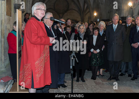 Salisbury, Wiltshire, UK. 6. März 2015. Dekan von Salisbury Reverend June Osborne bei der Eröffnung der Kathedrale Schausaal Magna Carta. Bildnachweis: Paul Chambers/Alamy Live-Nachrichten Stockfoto