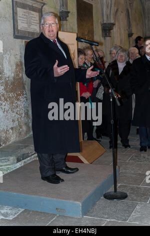 Salisbury, Wiltshire, UK. 6. März 2015. Robert Key ehemalige MP Eröffnung neuen Magna Carta-Ausstellung der Kathedrale. Bildnachweis: Paul Chambers/Alamy Live-Nachrichten Stockfoto