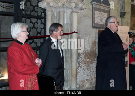 Salisbury, Wiltshire, UK. 6. März 2015. Neil MacGregor, Direktor des British Museum, Dean of Salisbury Reverend June Osborne und Robery Schlüssel ehemaliger Abgeordneter offiziell Eröffnung neue Magna Carta-Ausstellung der Kathedrale. Bildnachweis: Paul Chambers/Alamy Live-Nachrichten Stockfoto